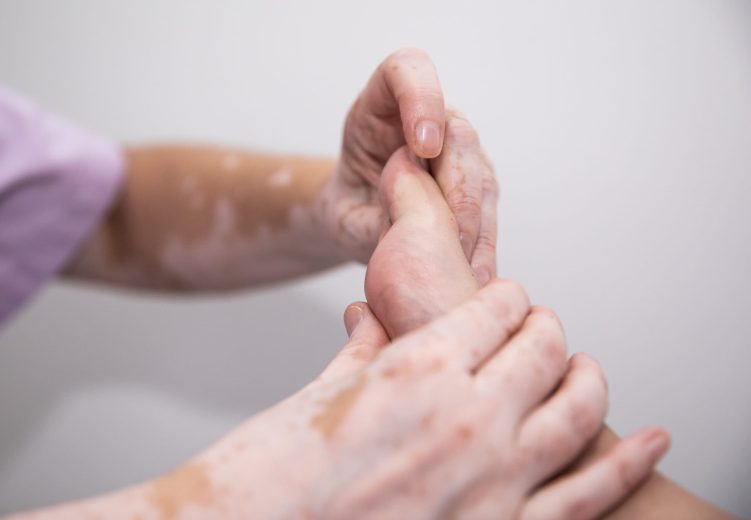 Alto texto: Terapia de reflexología podal para aliviar tensiones y mejorar la salud.