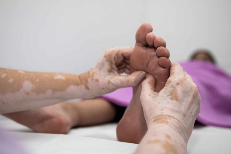 Terapia de reflexología podal en centro especializado en bienestar y salud.